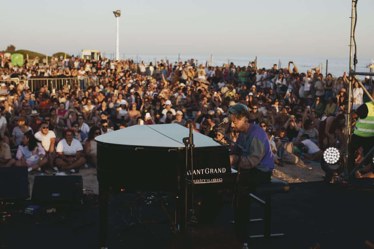 Renzo Rubino:Non ho fatto mettere le transenne sotto al palco perché ho fiducia verso chi viene a vedere il festival